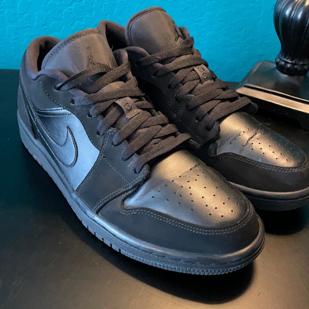 Jordan 1 low Triple black